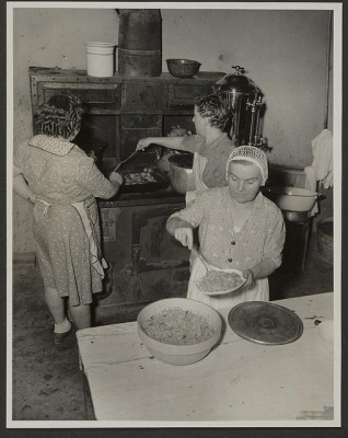 Cooking spaghetti and frying chicken for a spaghetti supper at Grape Festival, Tontitown, Arkansas, 1941, Courtesy Library of Congress