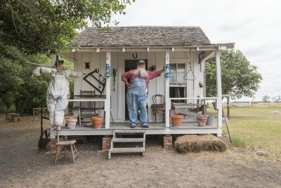 historical-interpreter-uncle-bob-beringer-at-a-sharecroppers-cabin-on-the-george-ranch-historical-park-a-20000-acre-working-ranch-in-fort-bend-county-texas