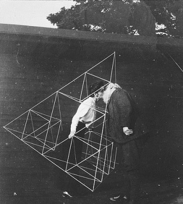 inventor-alexander-graham-bell-kisses-his-wife-in-a-kite-courtesy-library-of-congress
