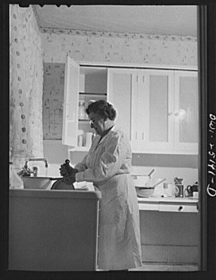 San Augustine, Texas. Mrs. Rushing, the wife of the mayor, washes dishes, 1943.