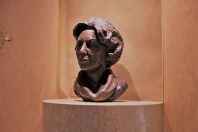 Bronze bust of Princess Beatrix, Queen of the Netherlands from 1980 until 2013, Nel van Lith
