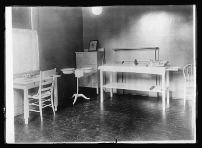 Training center for public health nurses. St. Louis Chapter, American Red Cross, examining room. Baby clinic. Pre-natal clinic. Before 1920. Courtesy Library of Congress.