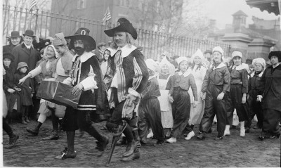 Children march during a children's pageant at the dedication of a playground and recreation center in New York City, 1913. Courtesy Library of Congress.