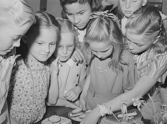 Children having refreshments at the 4-H Club spring fair at Adrian, Oregon, May 1941.