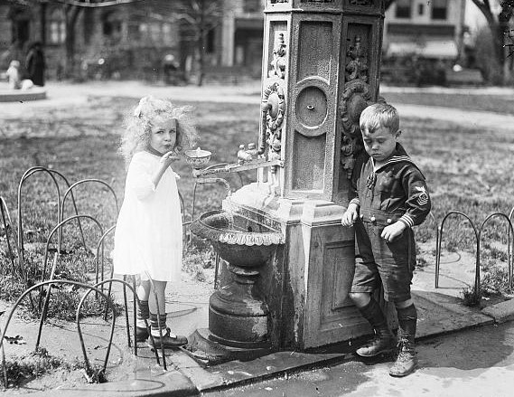 Illustration of children drinking water.